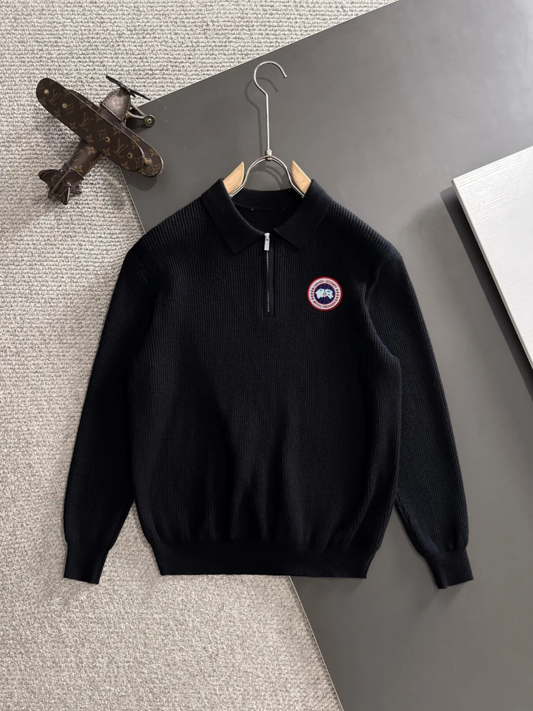 Next day shipping P360 Big Goose 2025 official website latest round neck sweater for autumn and winter, popular models are on sale at the same time at the counter! Specially made of wool blended fabric. It feels comfortable and can be directly in contact with the skin. The logo badge is exquisitely embroidered, which is extremely eye-catching! The details highlight the fashionable charm of big brands. Exquisite workmanship. Three-dimensional cutting style. The wearing effect is invincible and handsome! All three standards are complete! Size: M-3XL